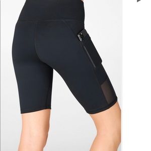 Fabletics- Mila high-waisted pocket short 9”